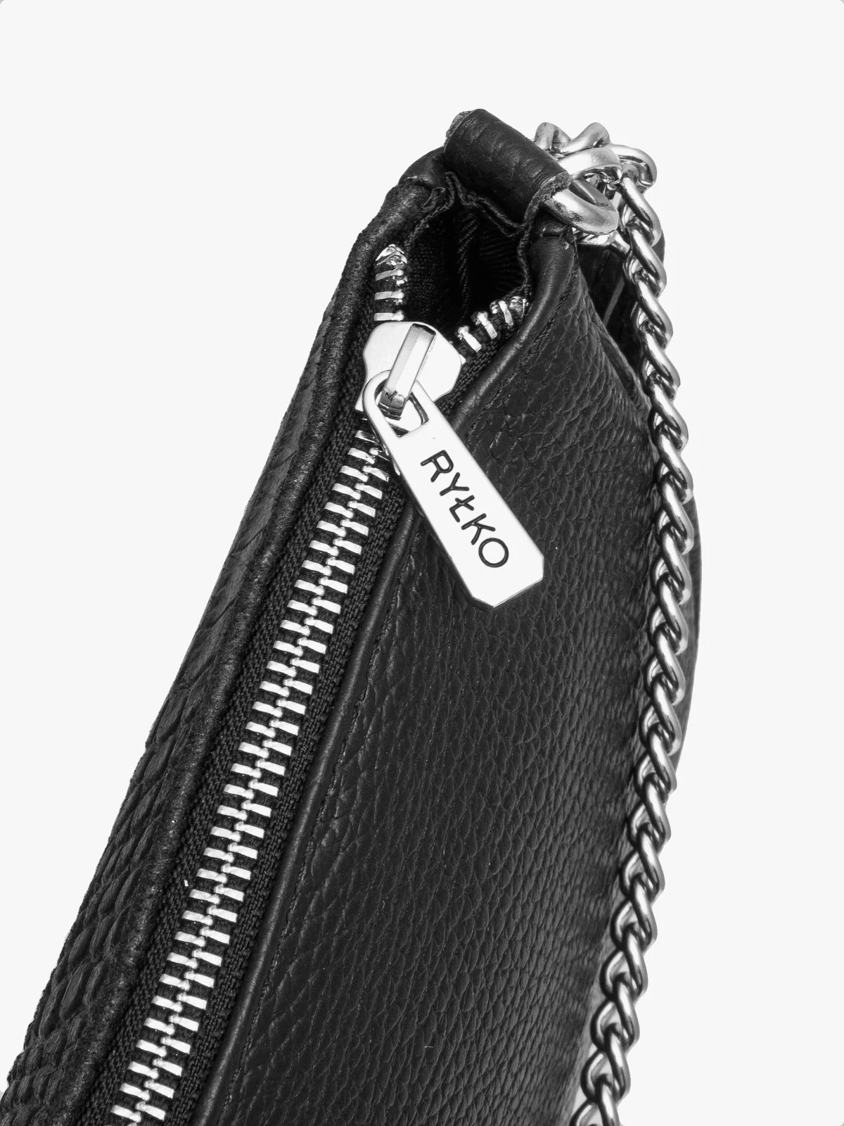 Czarna torebka w zwierzęcy deseń z łańcuszkiem