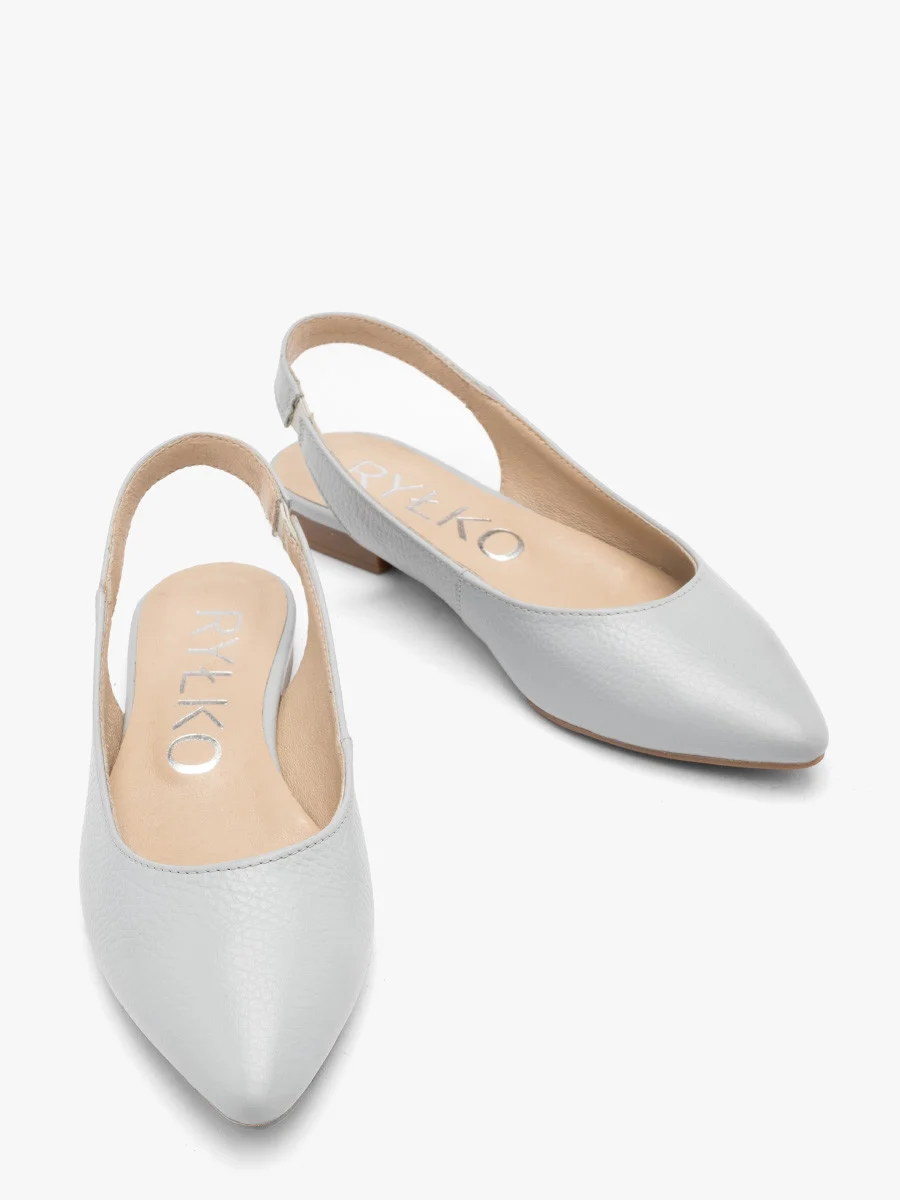 Błękitne baleriny z odkrytą piętą