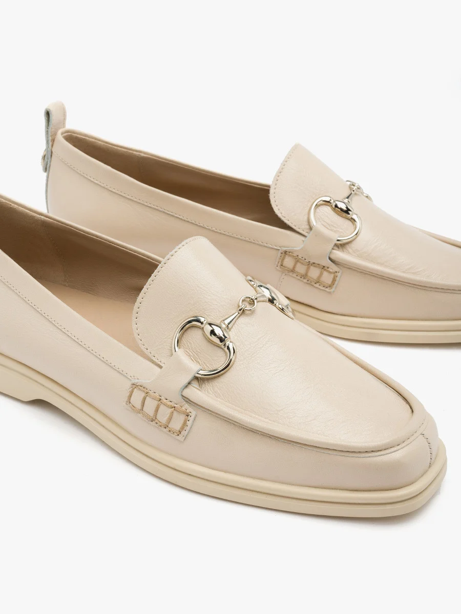 Kremowe mokasyny ze srebrną ozdobą