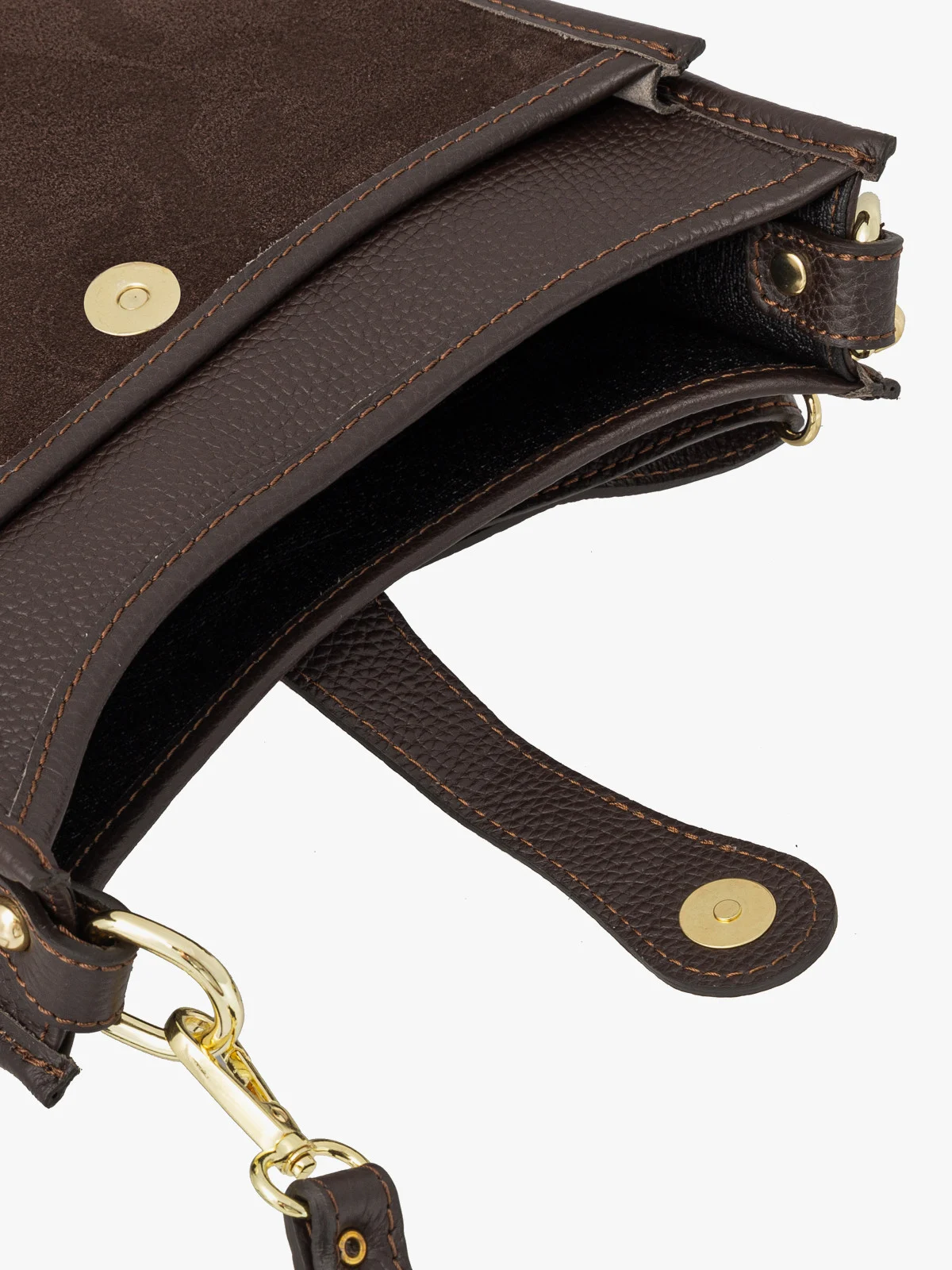 Mała, brązowa torebka na pasku ze złotymi detalami