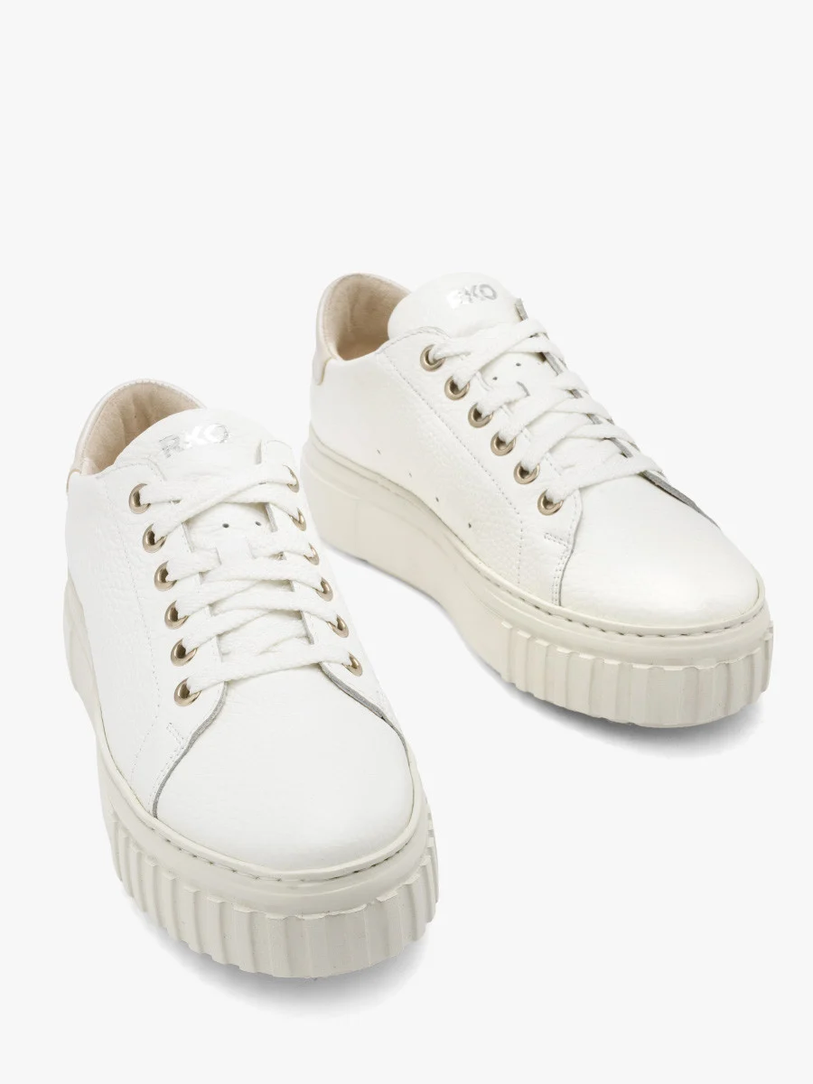 Białe półbuty sportowe na lekkim spodzie