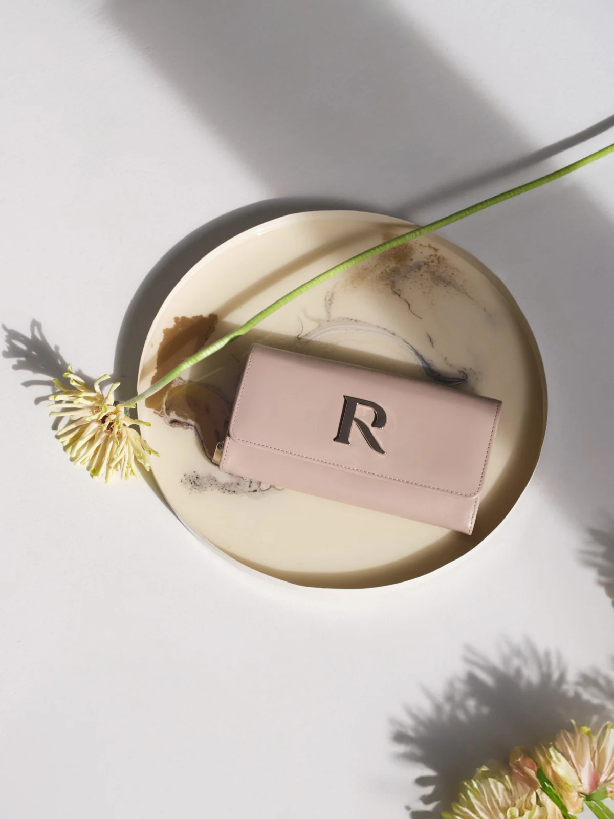 Beżowy portfel damski ze srebrnymi detalami