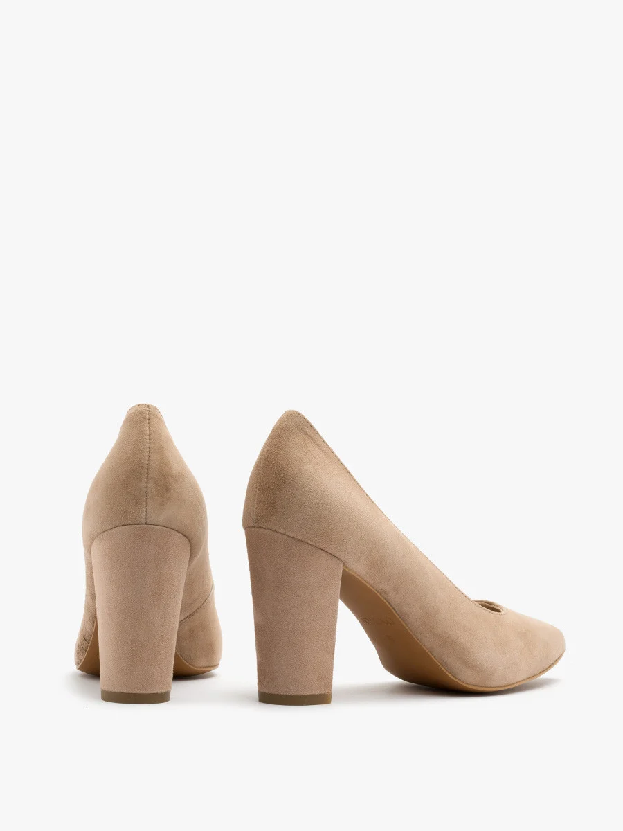 Beżowe czółenka na słupku