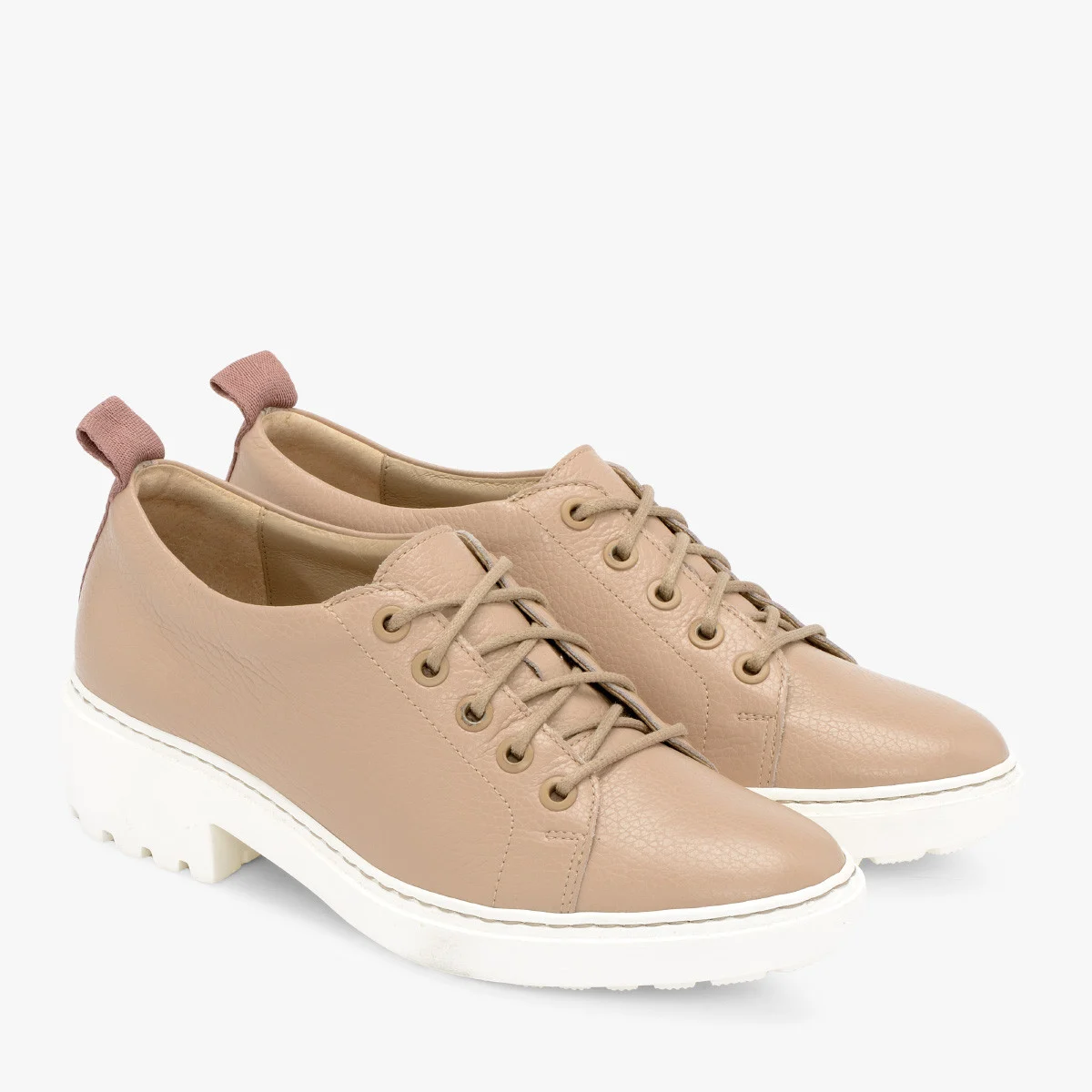 Różowe półbuty na białej podeszwie