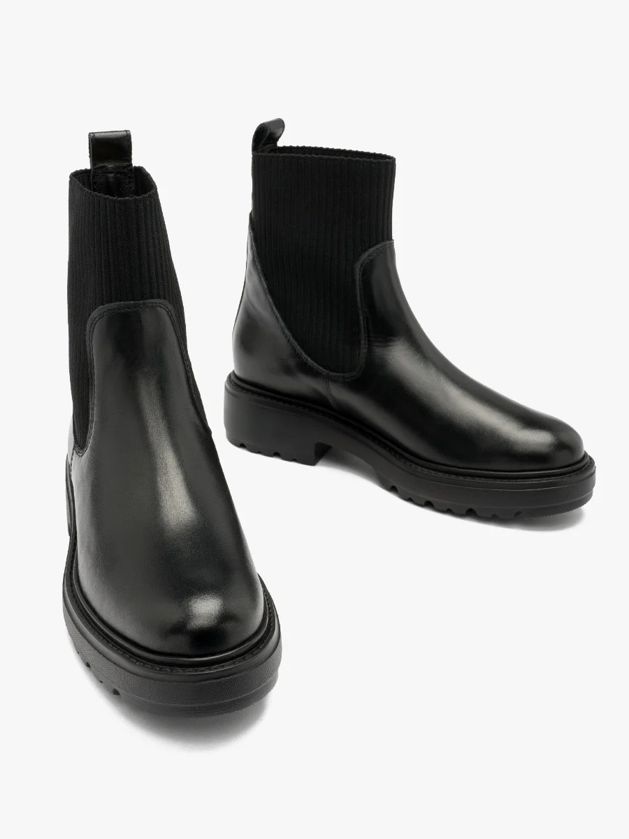 Czarne sztyblety na lekkiej podeszwie