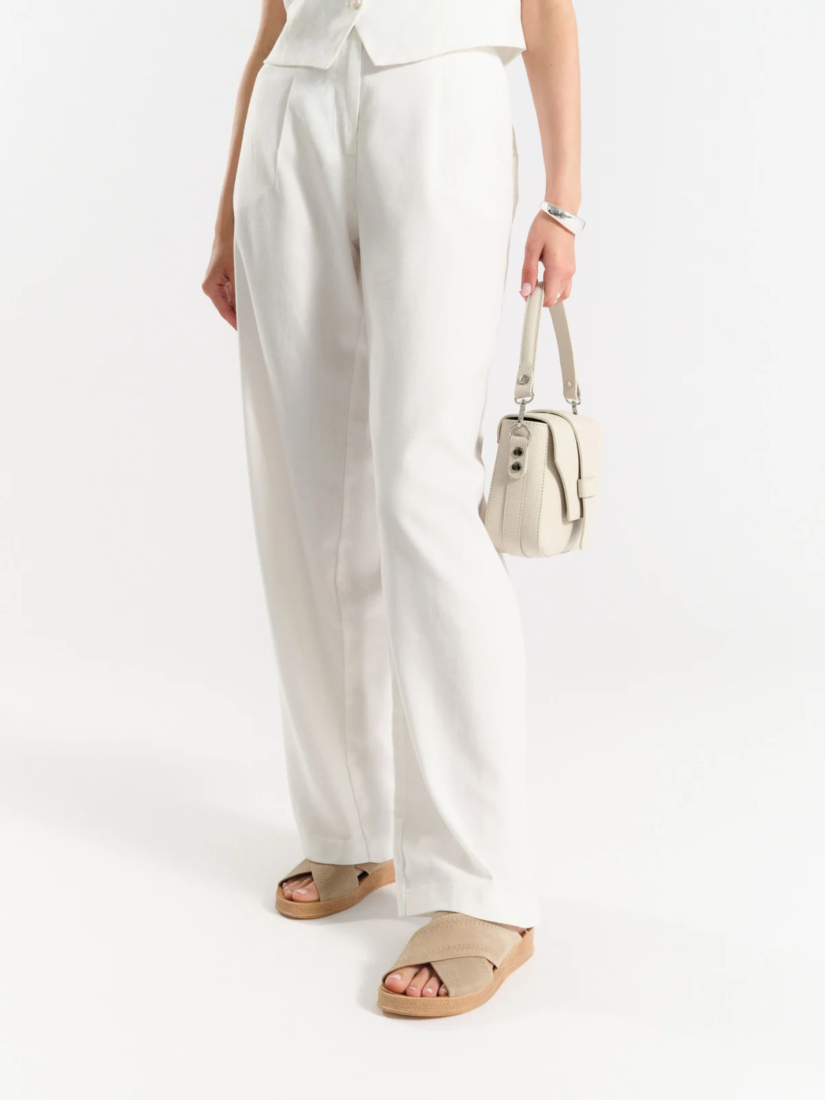 Piaskowe klapki na ozdobnym spodzie