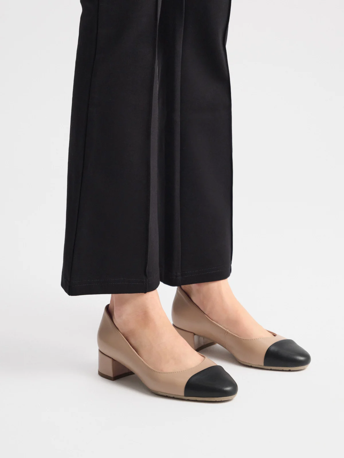 Beżowe czółenka damskie z czarnym noskiem na niskim klocku