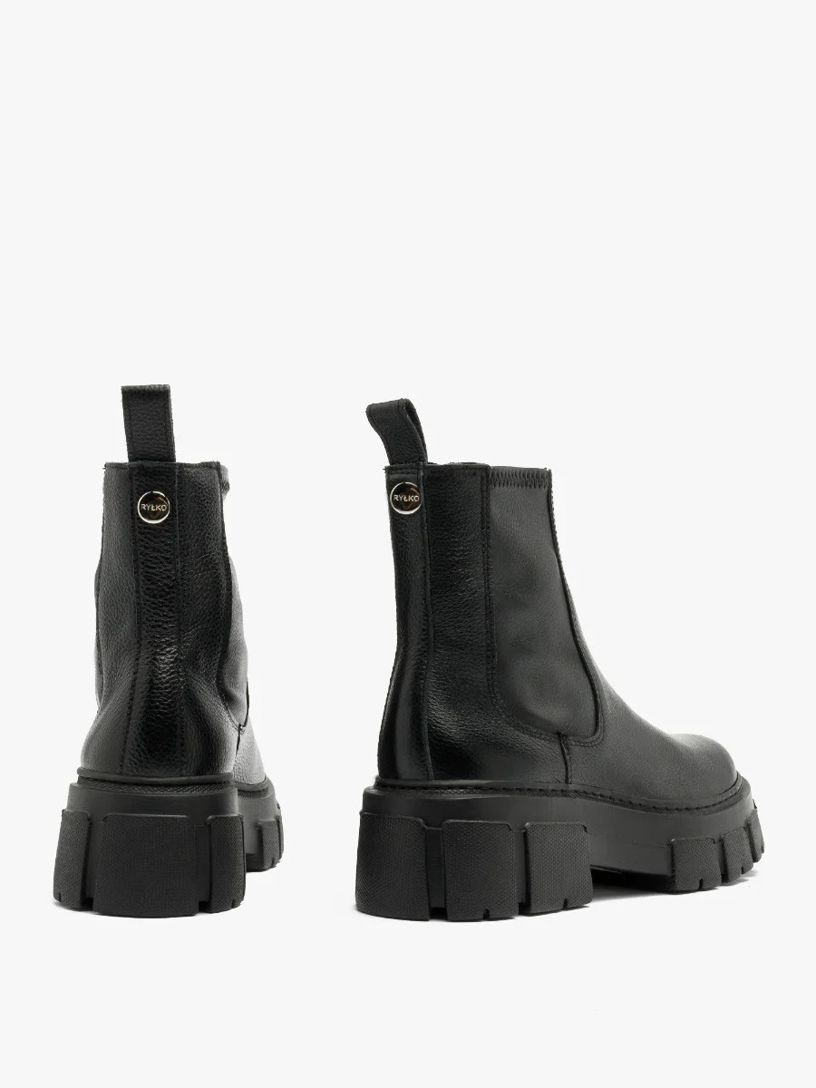 Czarne sztyblety na grubej podeszwie