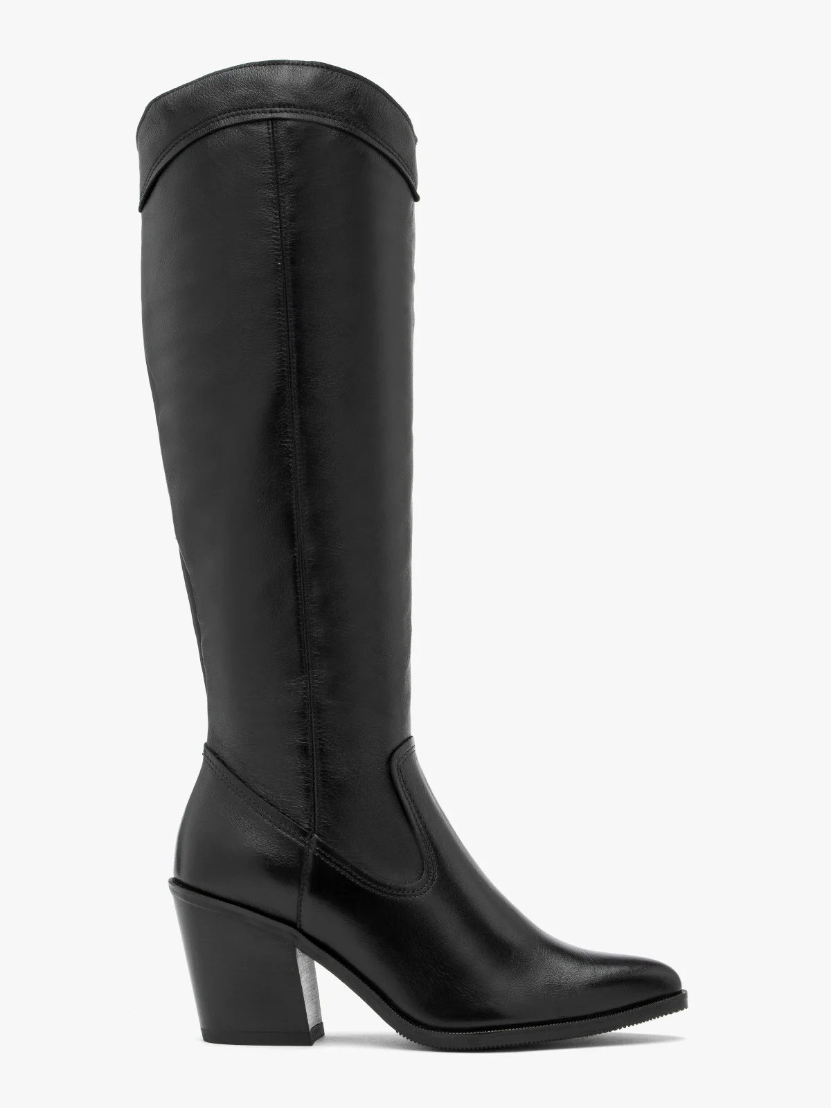 Wysokie, skórzane kozaki typu kowbojki