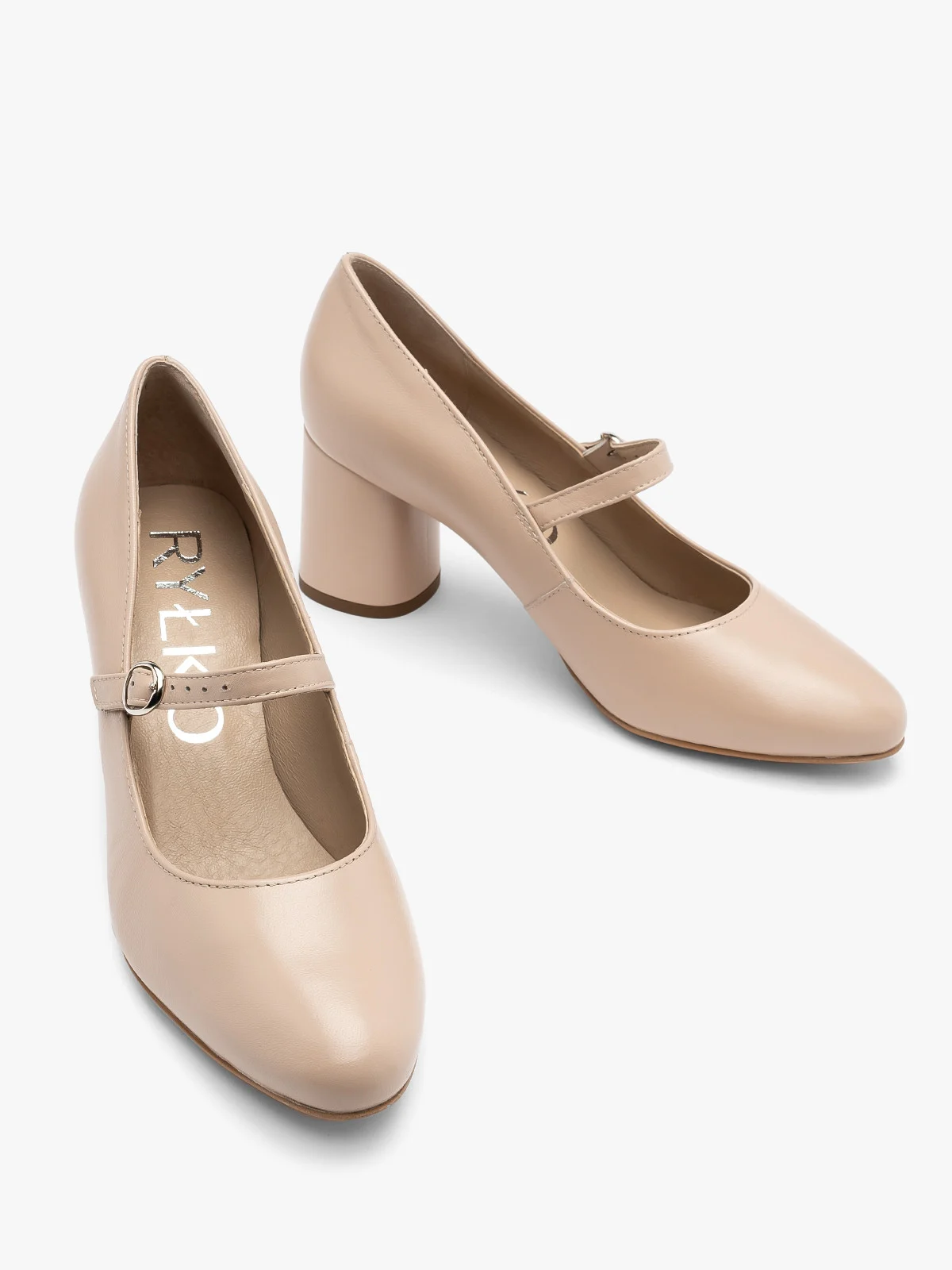 Beżowe czółenko z ozdobnym paskiem