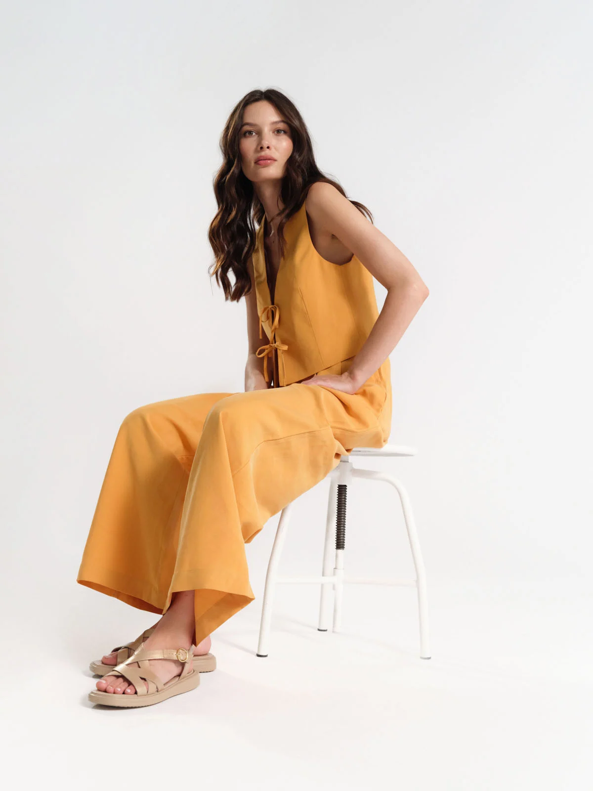 Złote sandały z ozdobnych paseczków