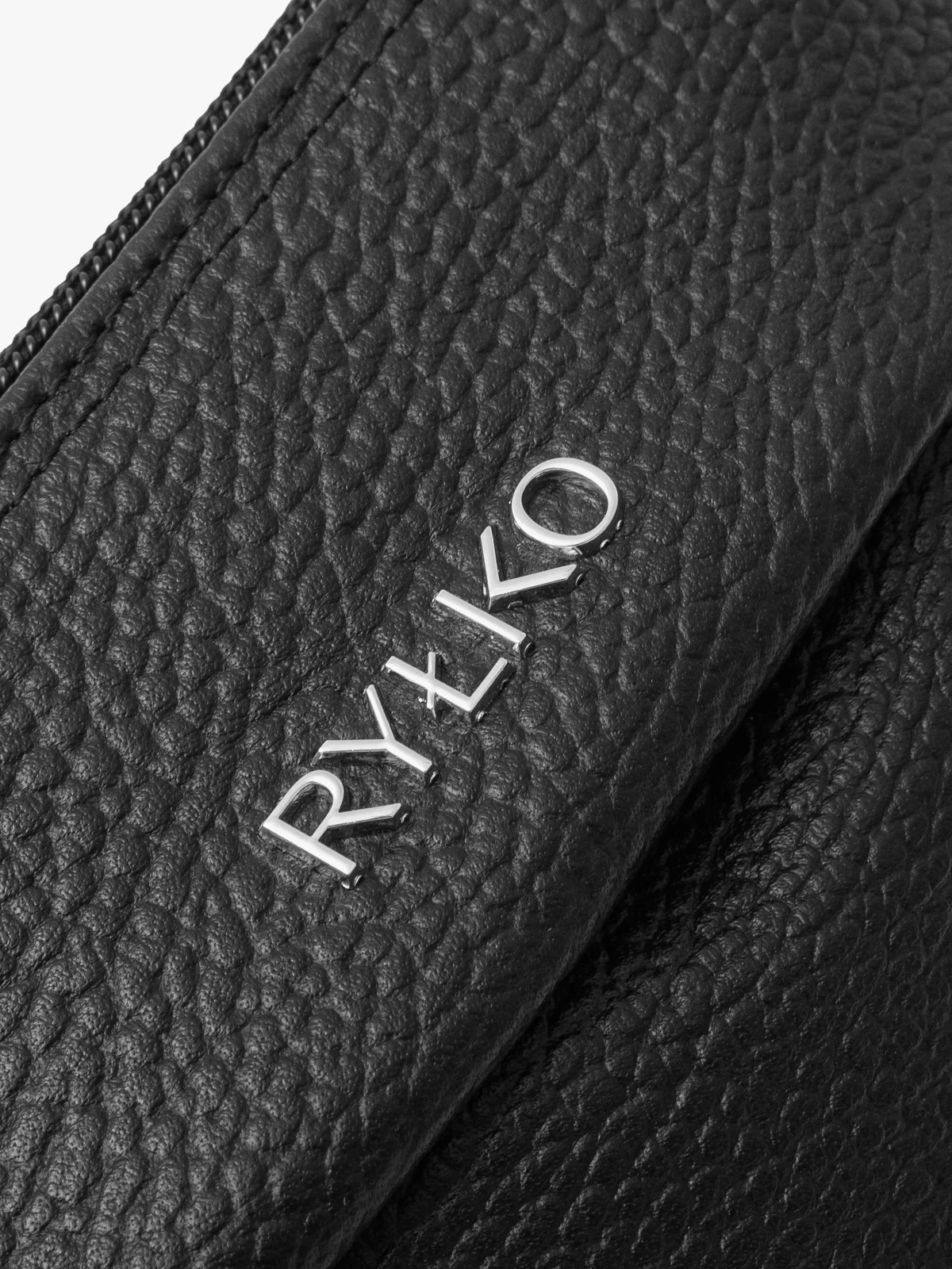 Mała, czarna torebka na pasku z taśmy