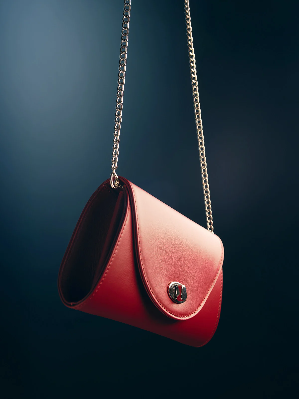 Mała elegancka torebka zapinana na ozdobną klamrę