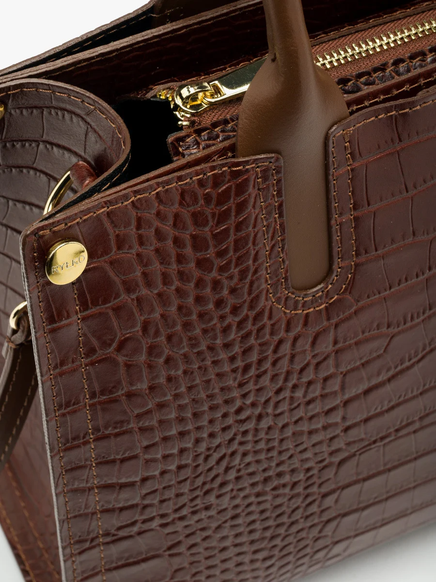 Brązowa torebka z ozdobną fakturą