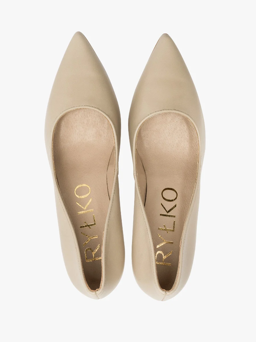Czółenka w kolorze beżowym na szpilce