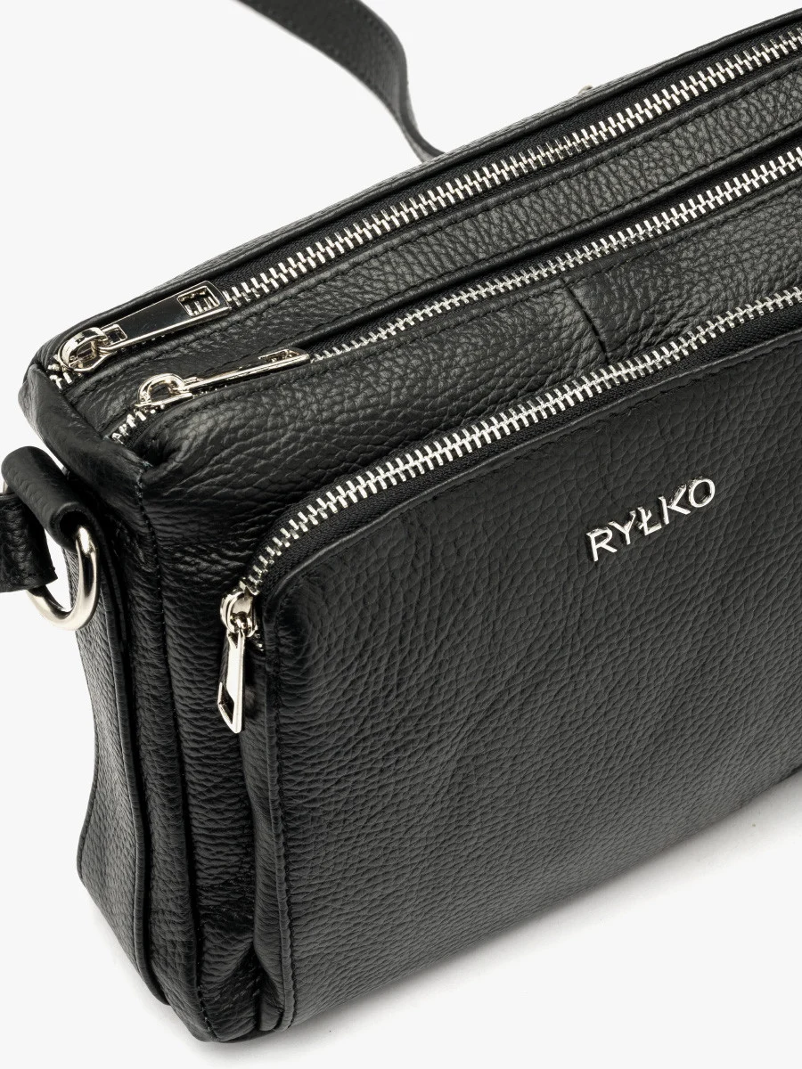 Czarna torebka średniej wielkości