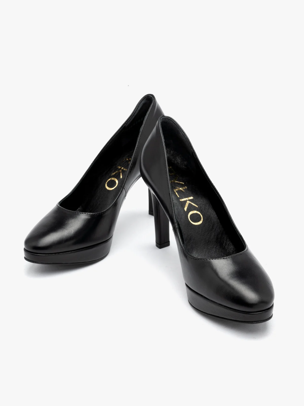 Czarne czółenko na wysokim obcasie oraz balu