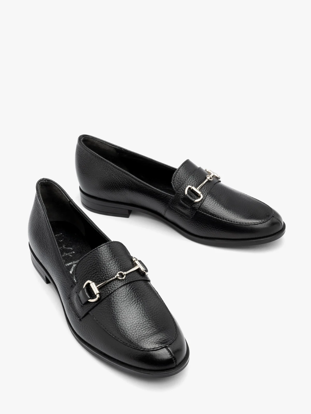 Czarne mokasyny ze srebrną ozdobą