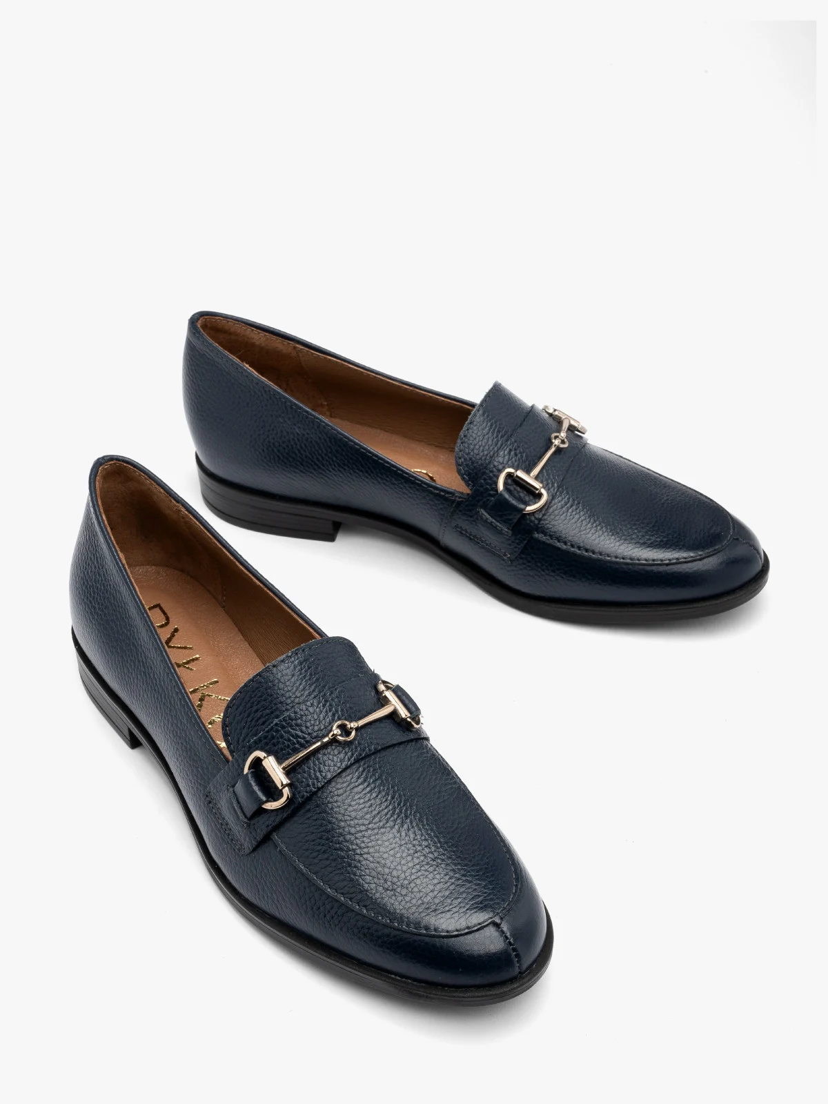 Granatowe mokasyny z platynową ozdobą