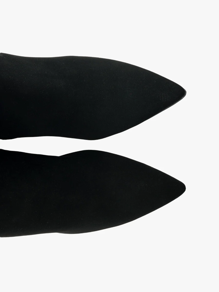 Czarne kozaki z elastyczną cholewką