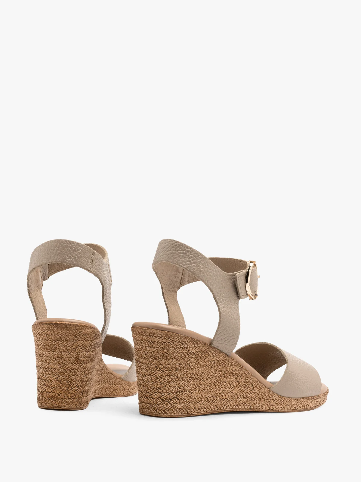 Beżowe sandały na koturnie
