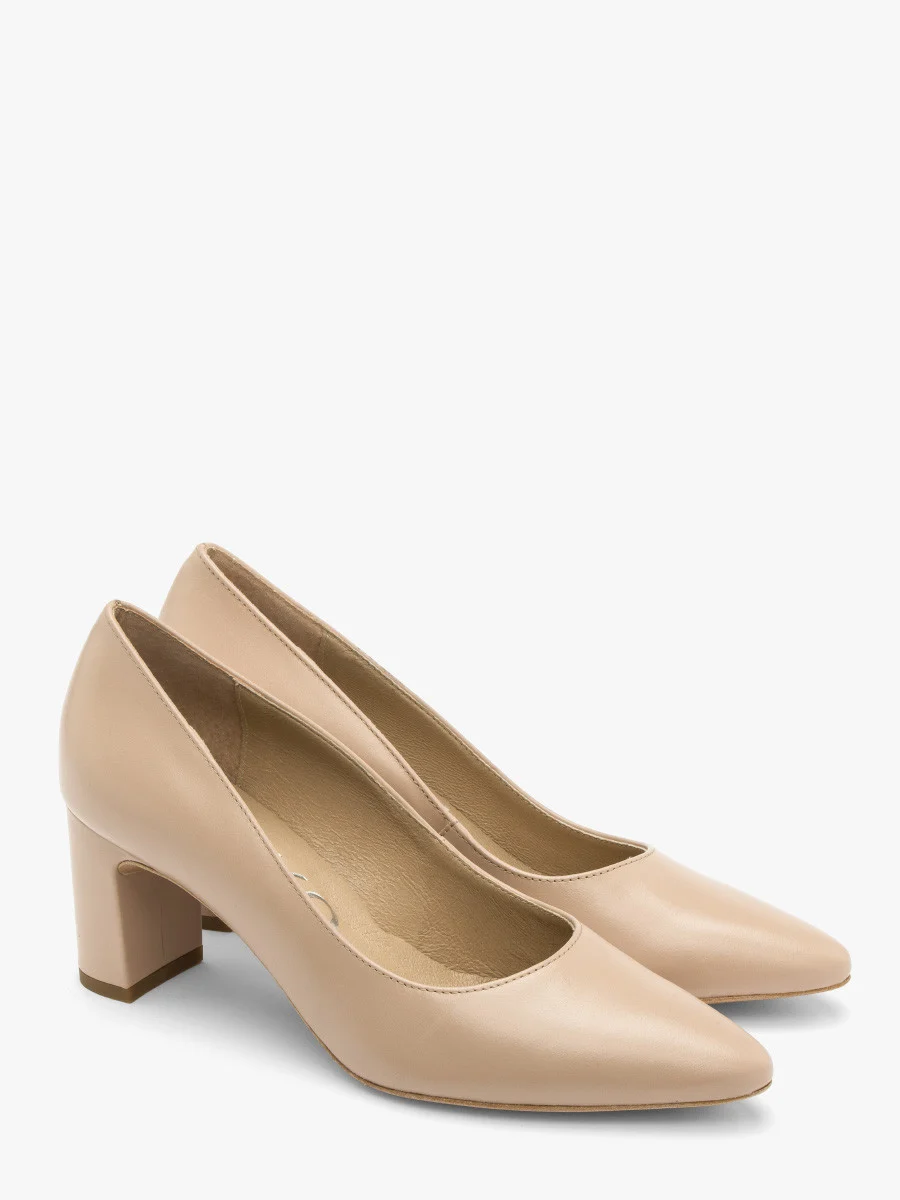 Beżowe czółenka na słupku