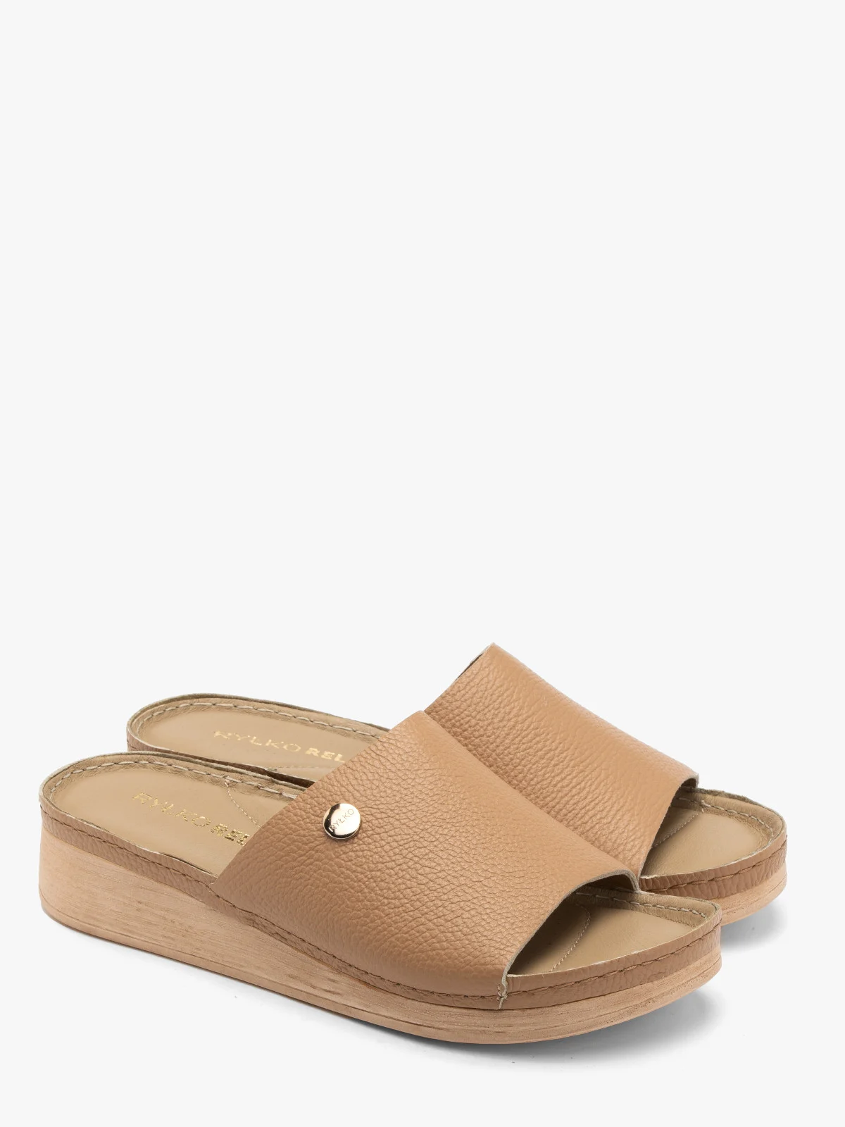 Ciemnobeżowe klapki na niskiej platformie