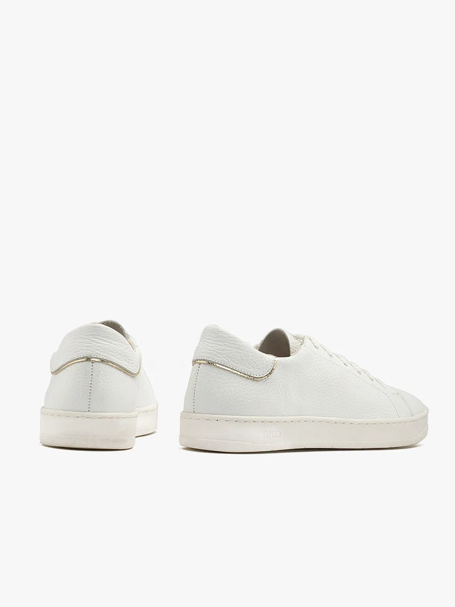 Białe półbuty sportowe ze złotymi elementami