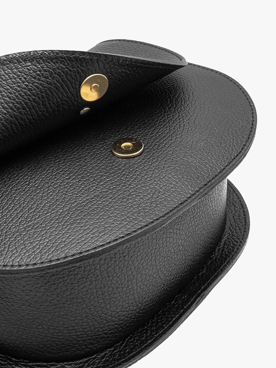 Czarna torebka średniej wielkości