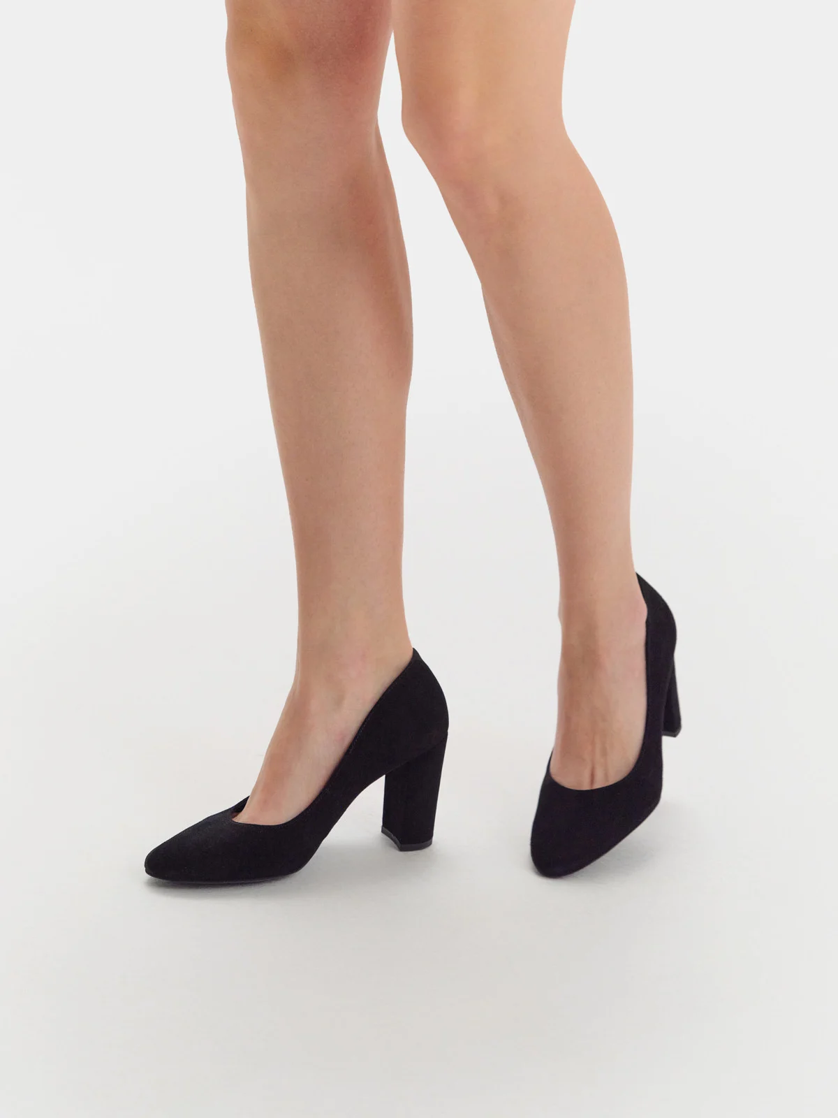 Czółenka na słupku w kolorze czarnym