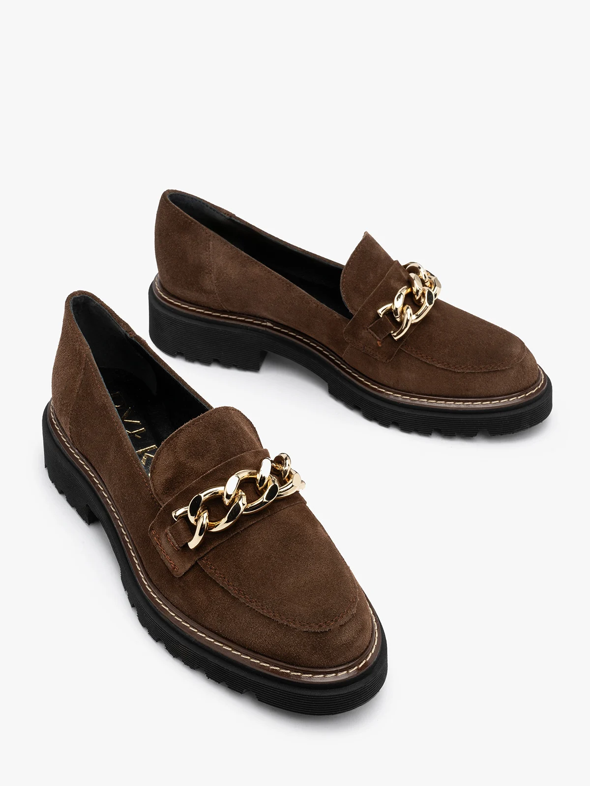 Brązowe mokasyny damskie z masywną, złotą ozdobą