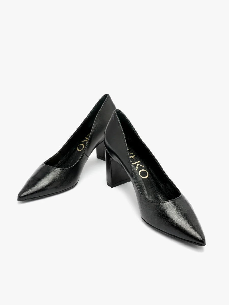 Czarne czółenka na słupku