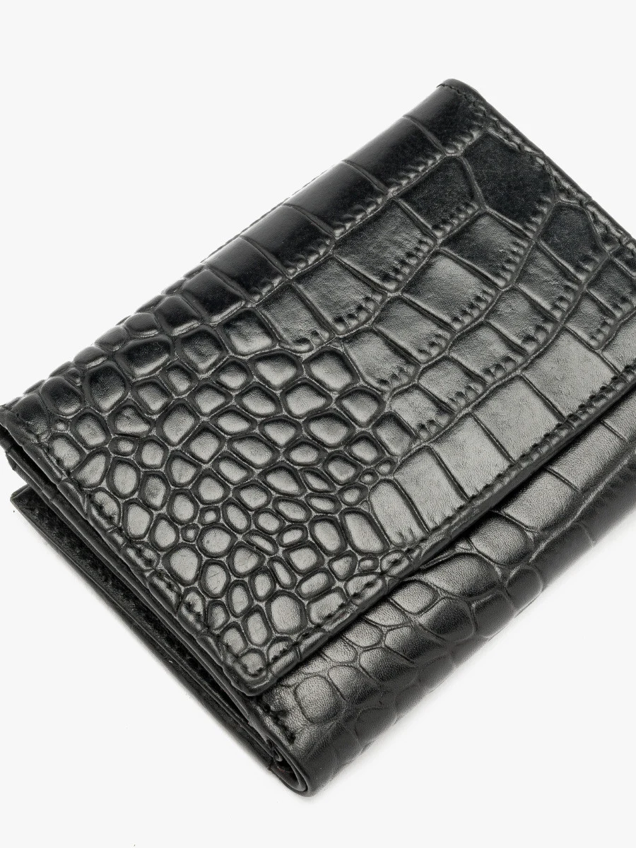 Czarny portfel damski z ozdobną fakturą