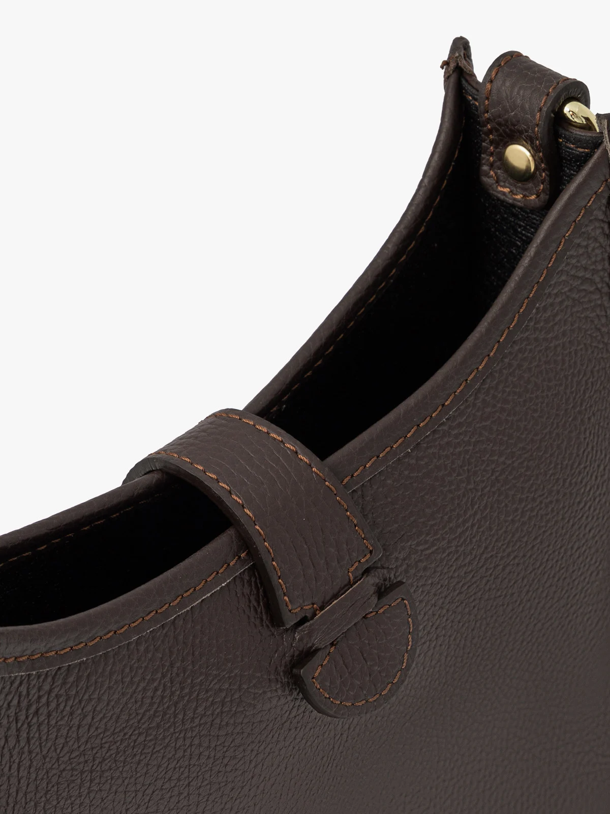 Mała, brązowa torebka na pasku ze złotymi detalami