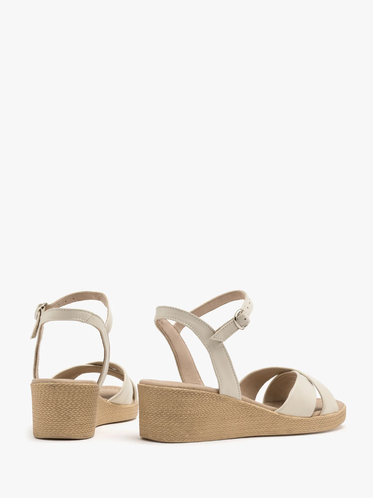 Kremowe sandały na niskiej platformie