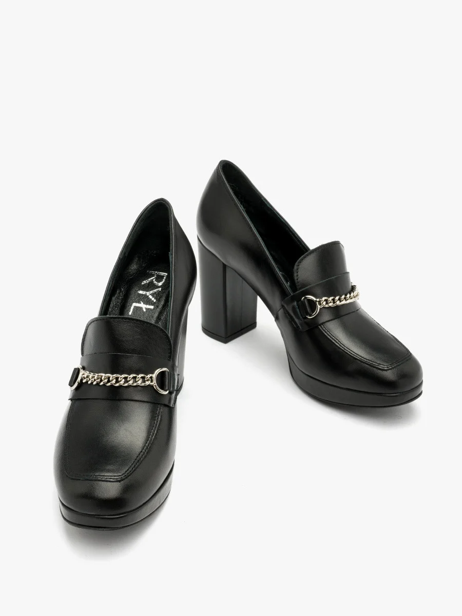 Czarne mokasyny na słupku