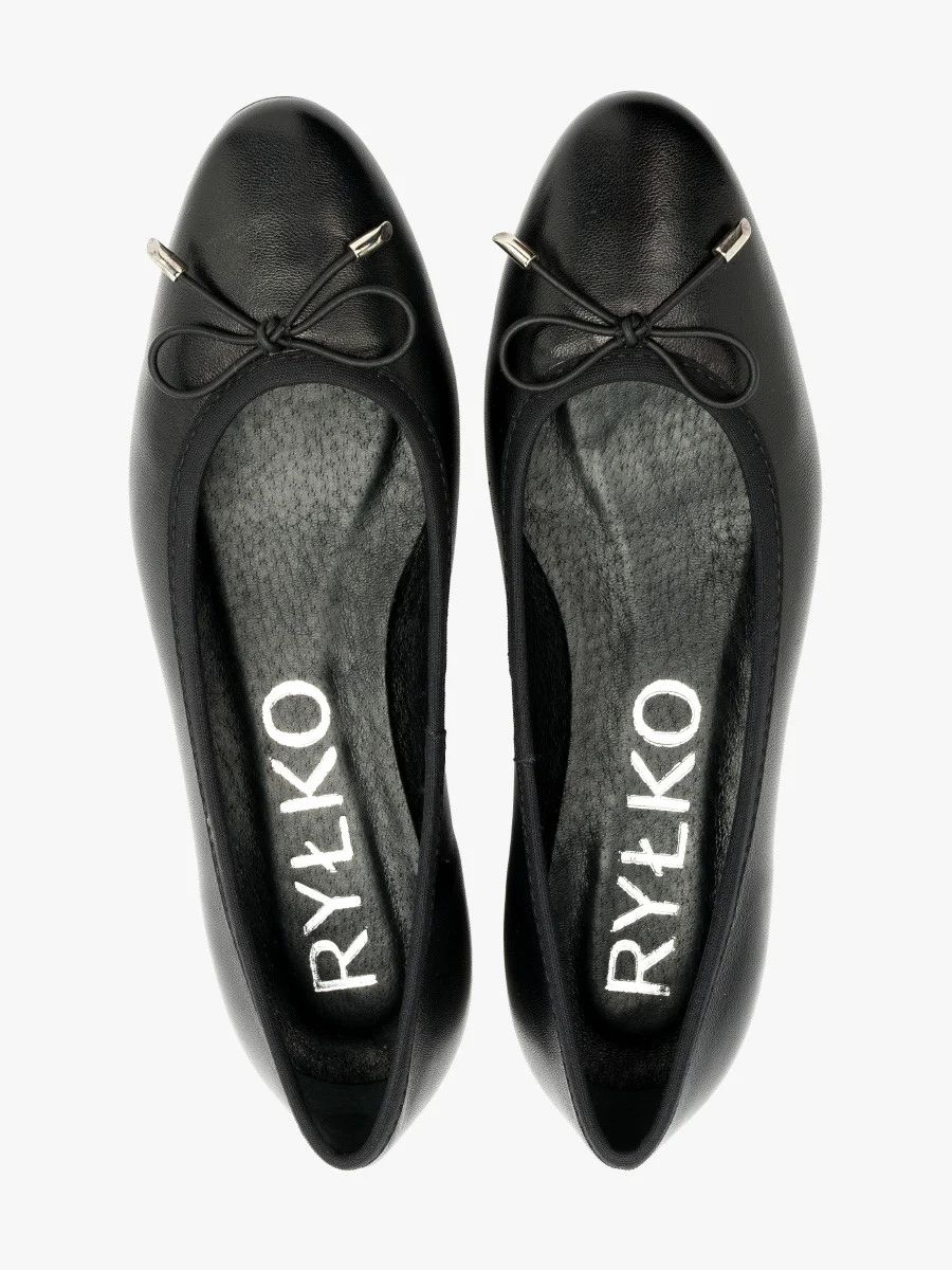 Czarne baleriny z ozdobną kokardą