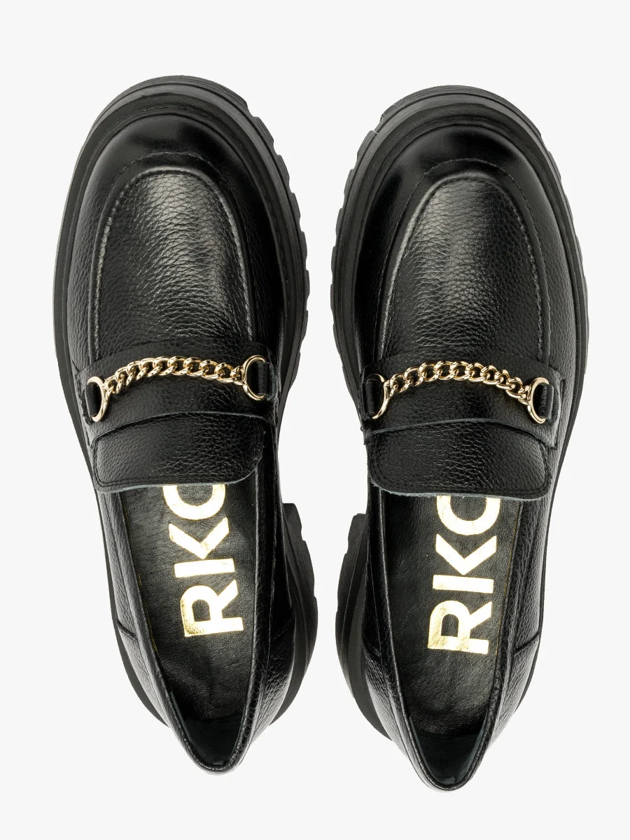 Czarne mokasyny ze złotym łańcuszkiem