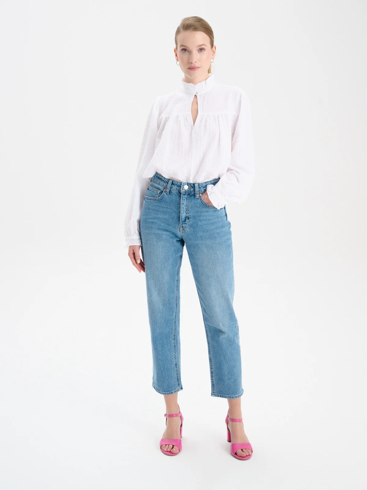 Sandały w kolorze fuksji na słupku