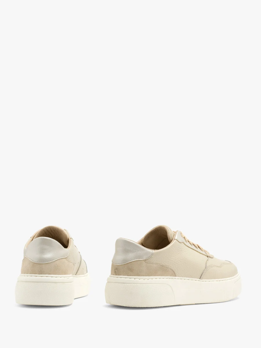 Beżowe półbuty sportowe z perłowymi detalami