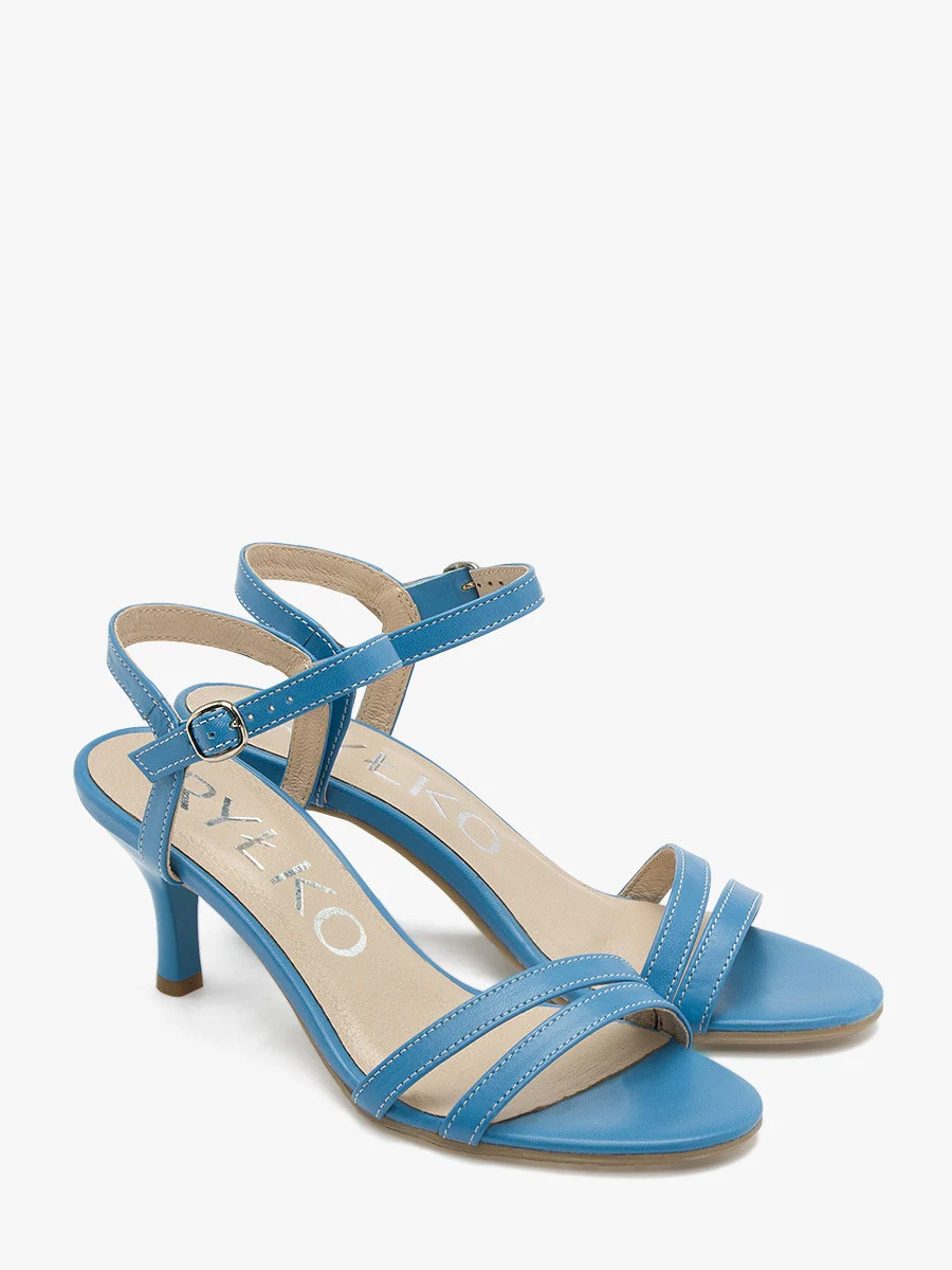 Niebieskie sandały na lakierowanej szpilce