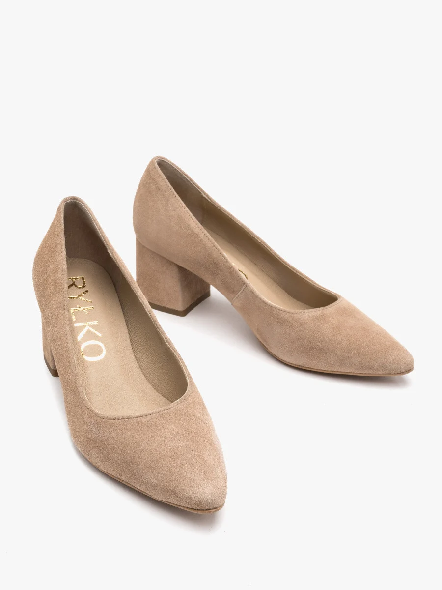 Beżowe czółenka na masywnym klocku