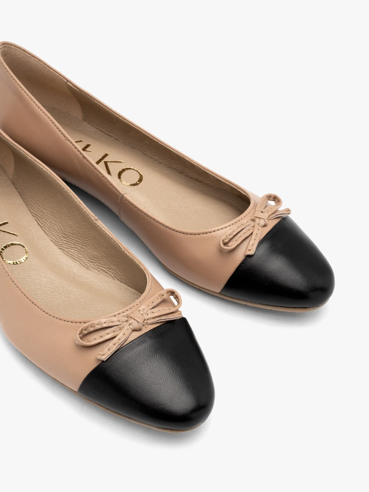 Beżowo-czarne baleriny na niskim obcasie