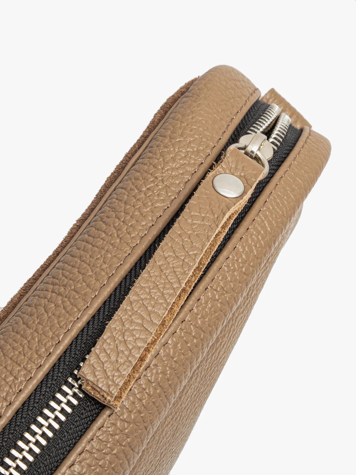 Ciemnobeżowa torebka listonoszka z frędzlem