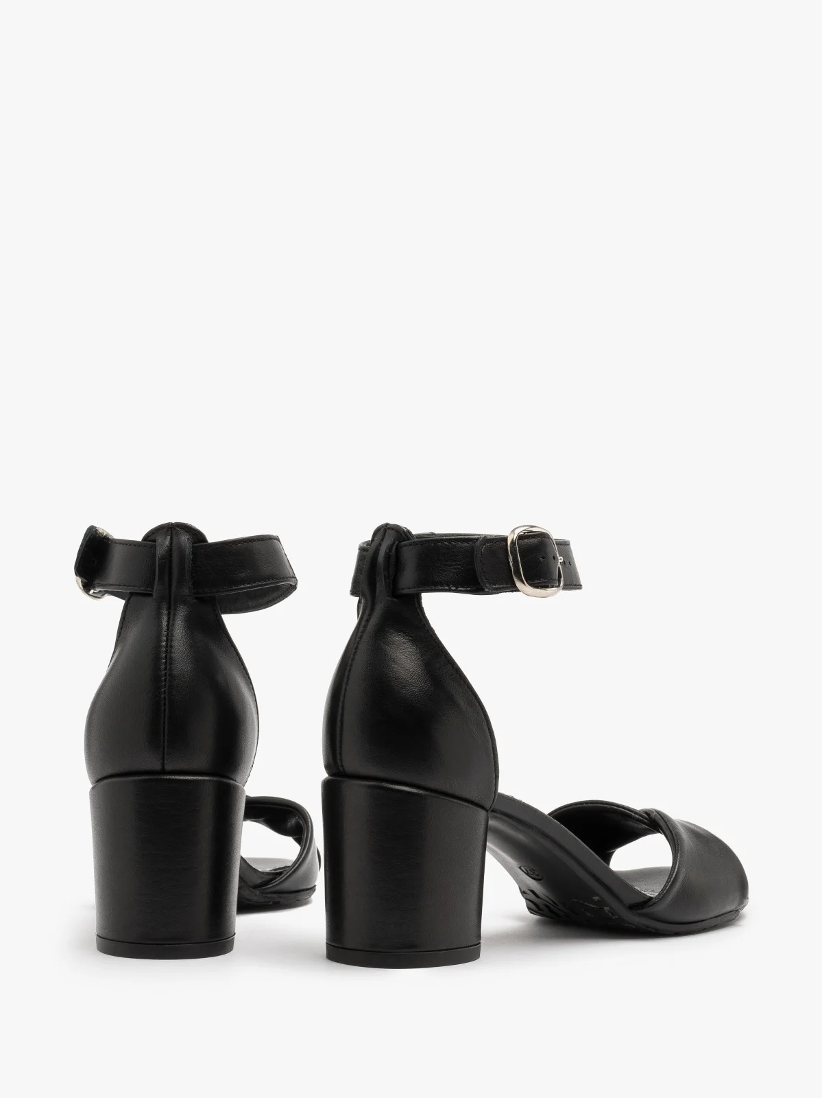 Czarne sandały z ozdobną cholewką