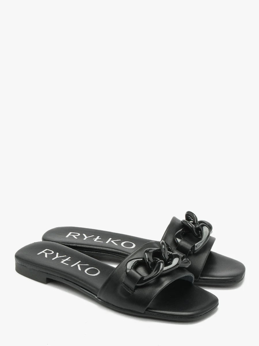 Czarne klapki z masywnym łańcuchem