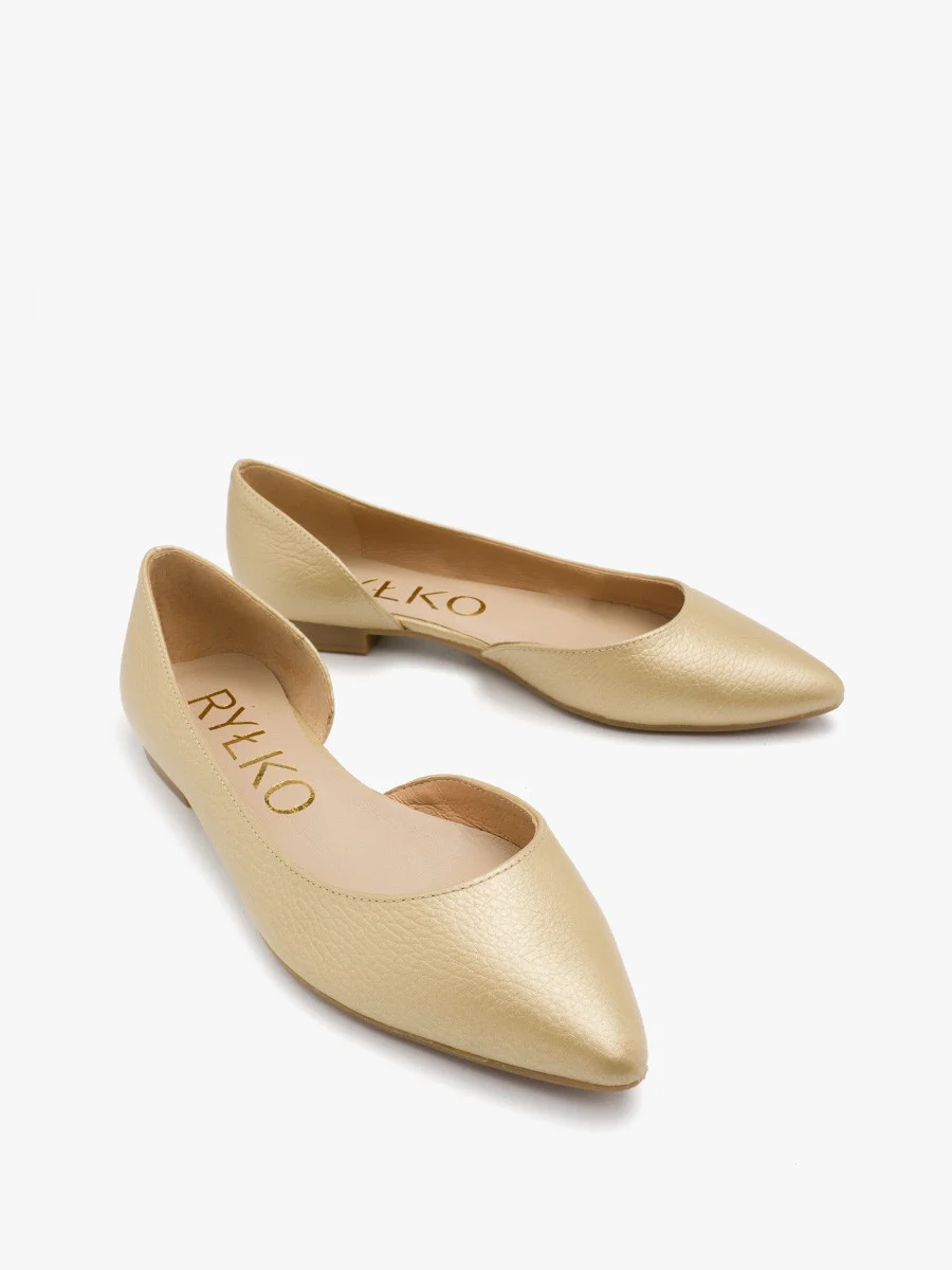 Złote baleriny z ozdobną cholewką