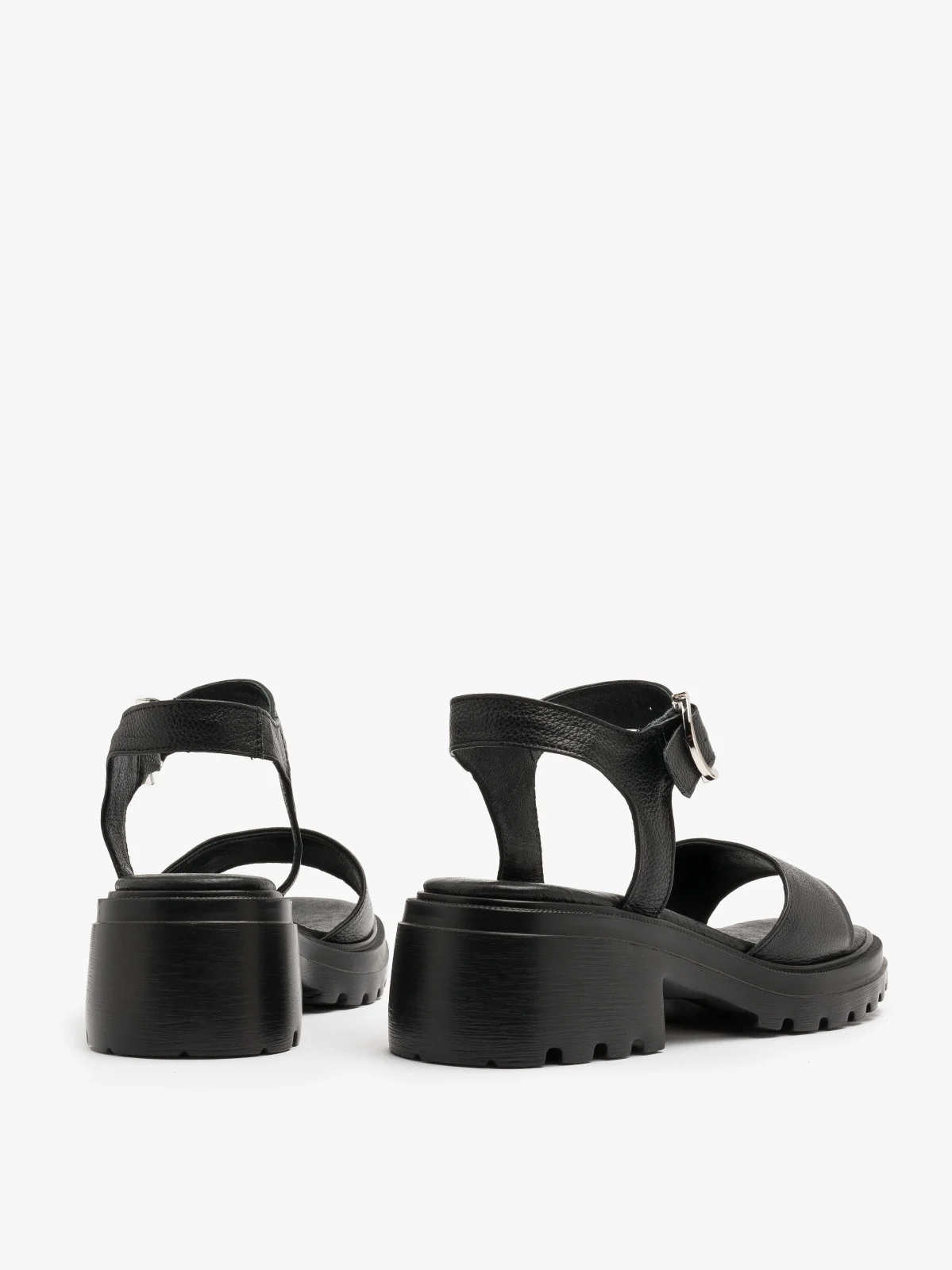 Czarne sandały na traktorowej podeszwie