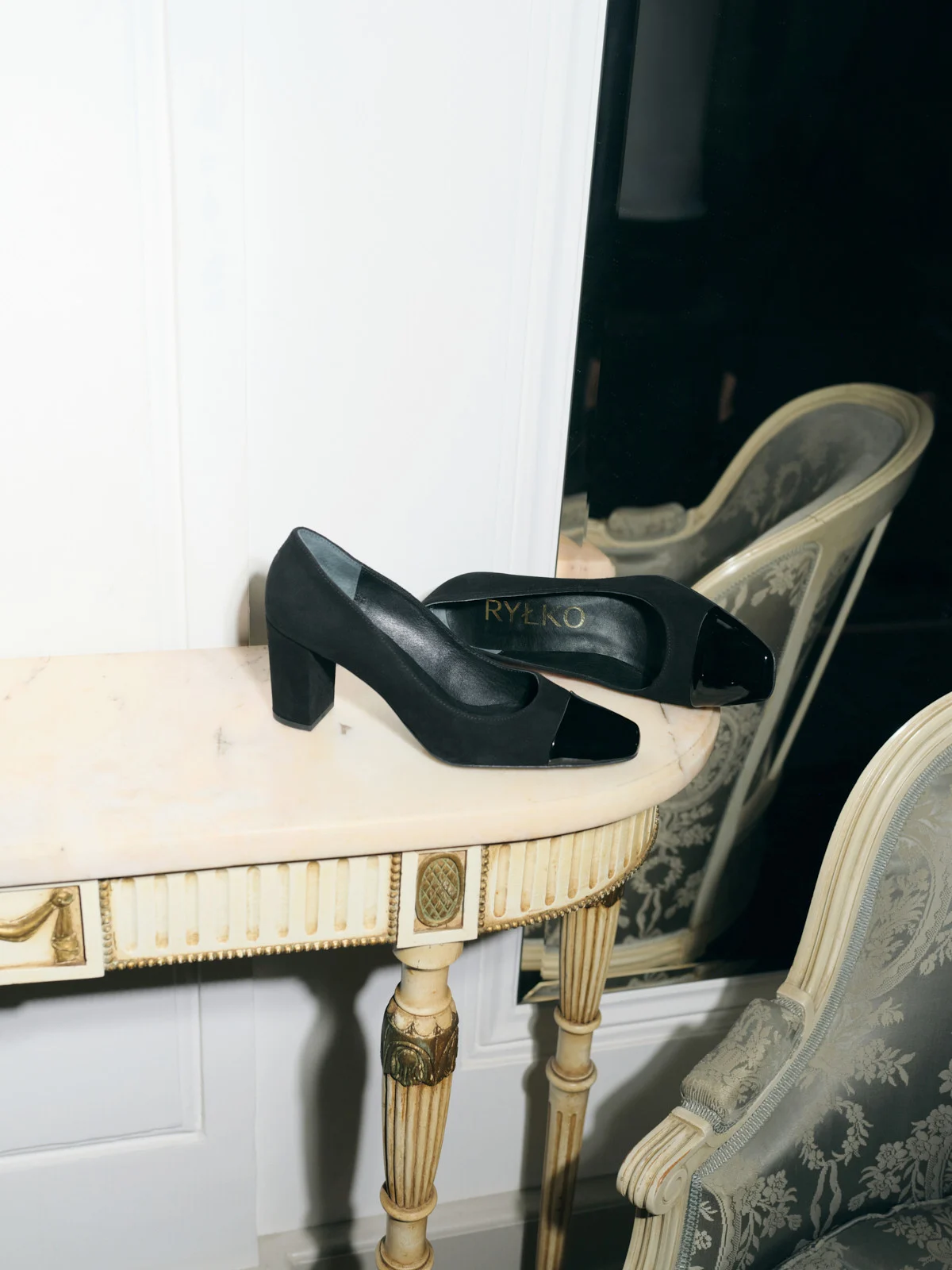 Czarne welurowe czółenka z lakierowanym noskiem