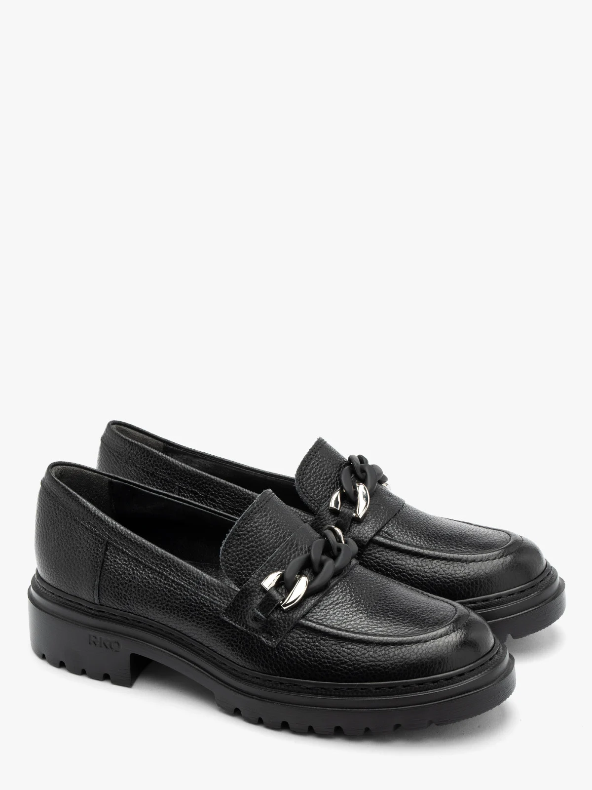 Czarne mokasyny ze srebrno-czarną ozdobą na cholewce